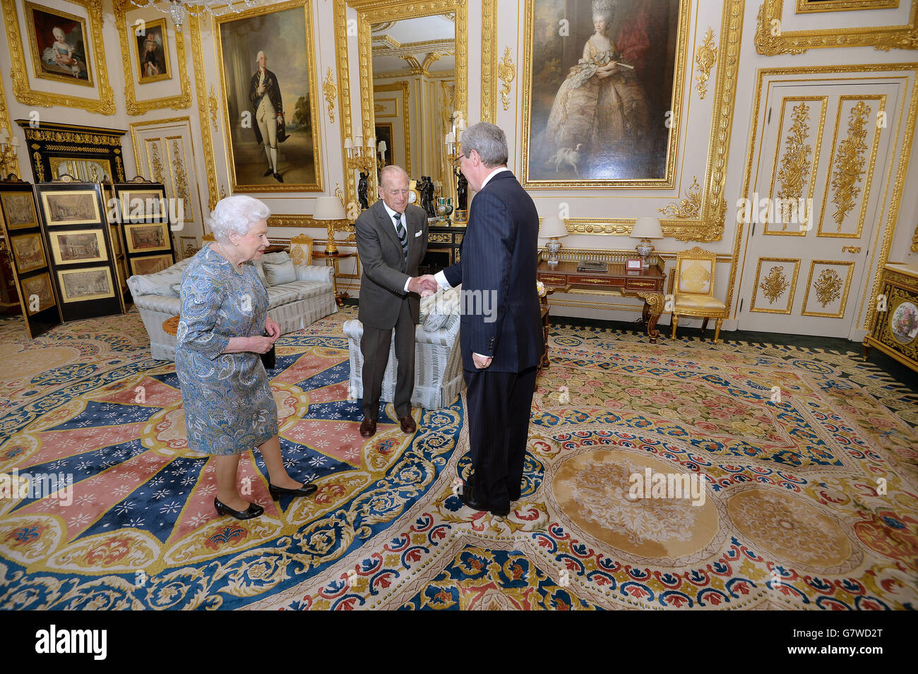 Il Duca di Edimburgo stringe le mani con l'Alto Commissario australiano Alexander Downer, prima che il Duca venga presentato dalla Regina Elisabetta II, con l'Insignia di un Cavaliere dell'Ordine d'Australia, nel salotto bianco del Castello di Windsor. Foto Stock