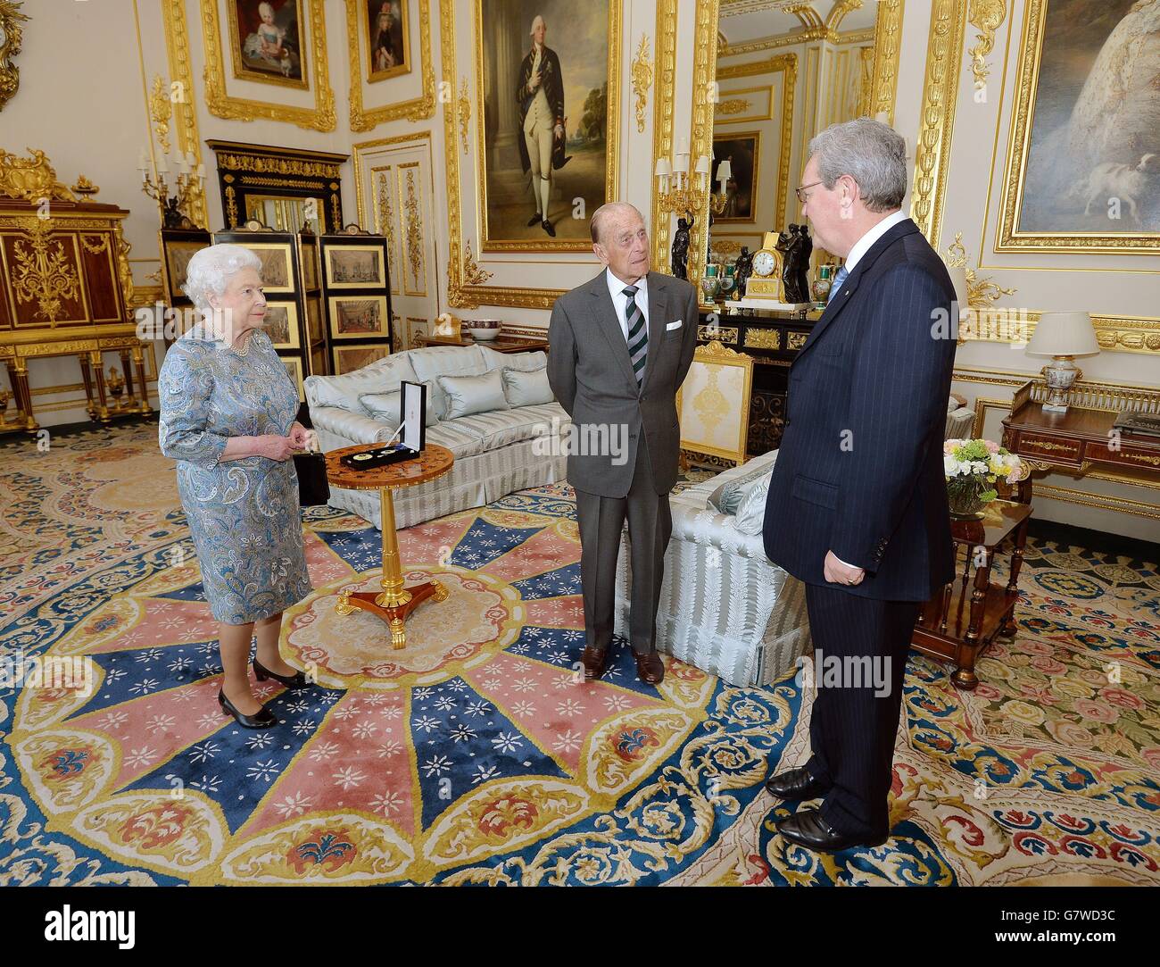 Il Duca di Edimburgo parla con l'Alto Commissario australiano, Alexander Downer, prima che il Duca sia presentato dalla Regina Elisabetta II, con l'insegna di un Cavaliere dell'Ordine dell'Australia, nel salotto bianco del Castello di Windsor. Foto Stock