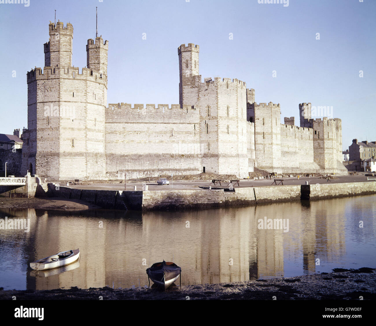 Il restaurato castello di Caernarvon del XIII secolo, luogo di nascita di Edoardo II, il primo principe del Galles. Foto Stock