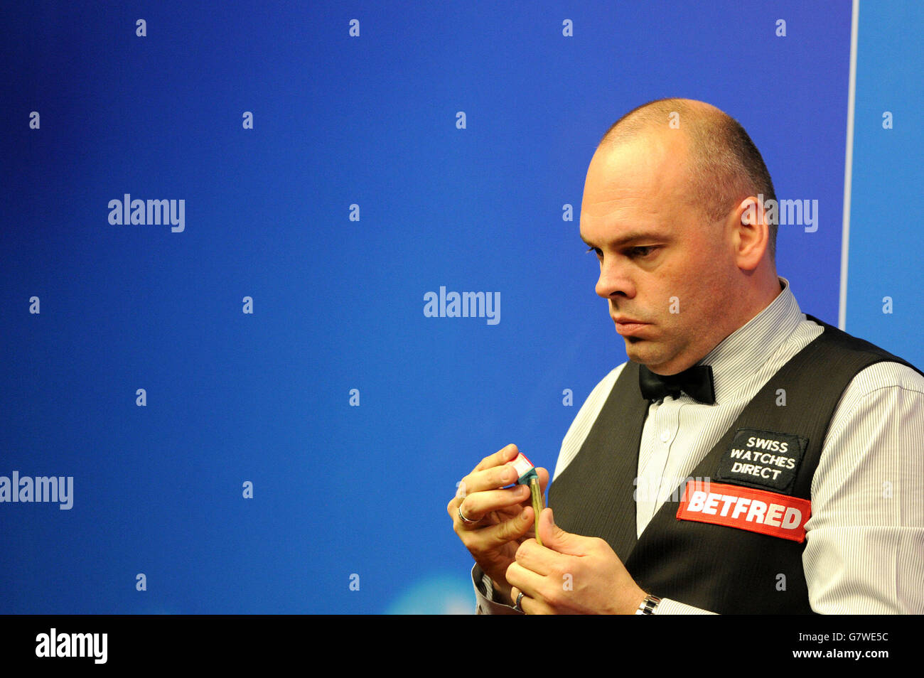 Stuart Bingham nella sua partita contro Graeme Dott nel secondo turno durante il giorno otto dei campionati del mondo Betfred al Crucible Theatre di Sheffield. Foto Stock