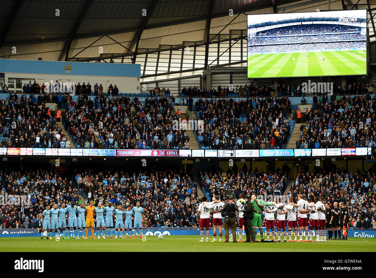 I giocatori di Manchester City e Aston Villa osservano un minuto di silenzio in occasione dell'anniversario del fuoco di Bradford City durante la partita della Barclays Premier League all'Etihad Stadium di Manchester. Foto Stock