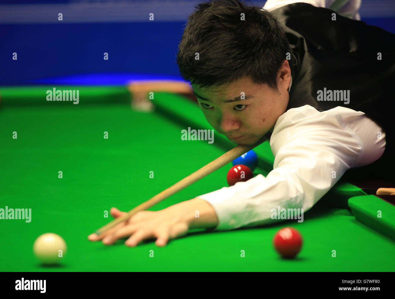 China's Ding Junhui durante il suo quarto di finale di gioco contro l'inglese Judd Trump durante il giorno undici dei campionati del mondo Betfred al Crucible Theatre di Sheffield. Foto Stock