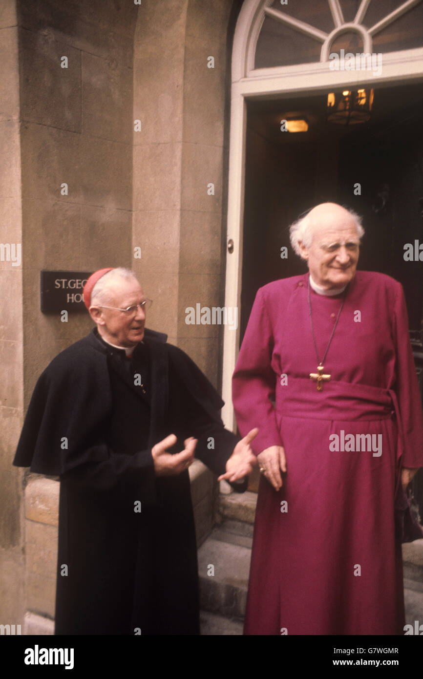 Il Dr. Michael Ramsey, Arcivescovo di Canterbury (r), e il Cardinale Heenan, Arcivescovo Cattolico Romano di Westminster, a Windsor, quando la commissione permanente Cattolica Anglicana-Romana si è riunita a St. George's House, Castello di Windsor. Foto Stock