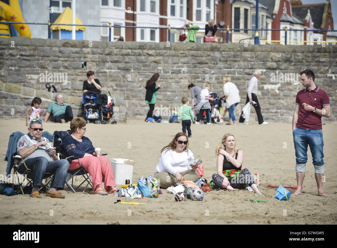 Le persone godono della spiaggia di Barry Island, in Galles, Come la maggior parte dell'Inghilterra e del Galles godrà di sole e condizioni calde nei prossimi tre giorni, come previsioni le temperature potrebbero raggiungere fino a 24 C (75,2 F) a Londra il Mercoledì - 10 C (50 F) sopra la media per il periodo dell'anno. Foto Stock