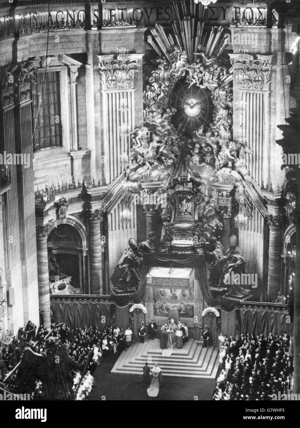 L'impressionante scena di San Pietro, Roma, durante la cerimonia in cui Papa Giovanni XXII presentò la biretta ai 23 nuovi Cardinali, tra cui il Dr. William Godfrey, 69 anni arcivescovo di Westminster. Foto Stock