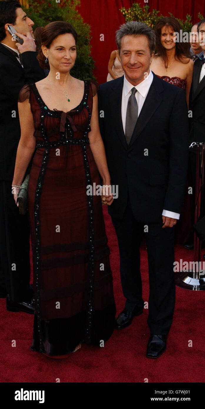77th Academy Awards - Kodak Theatre. Dustin Hoffman e sua moglie Lisa Gottsegen arrivano. Foto Stock