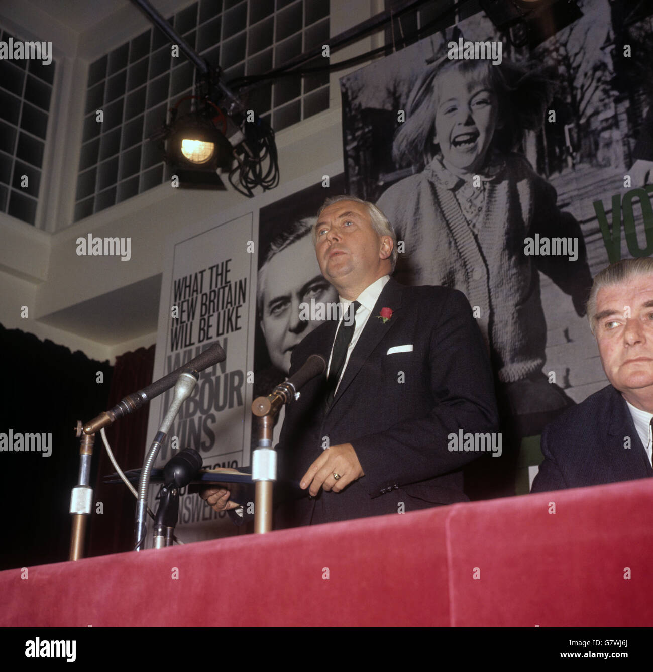 Leader dell'opposizione, Labour, Harold Wilson parla ad una conferenza stampa elettorale generale, Foto Stock