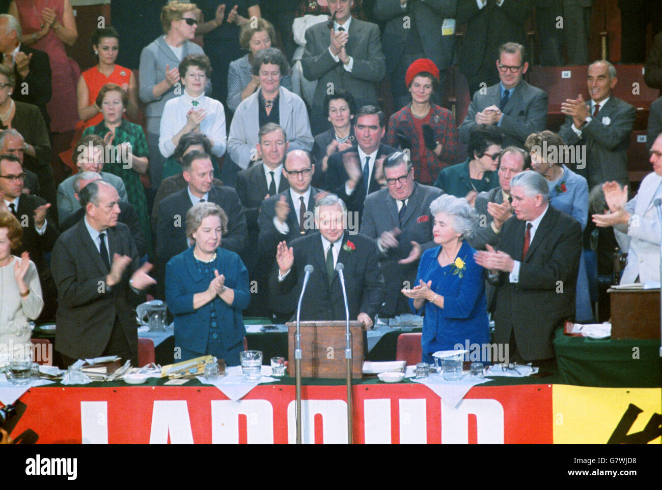 Il primo Ministro e il leader laburista Harold Wilson riceve un'ovazione permanente alla Conferenza del Partito Laburista del 1967 a Scarborough. Foto Stock