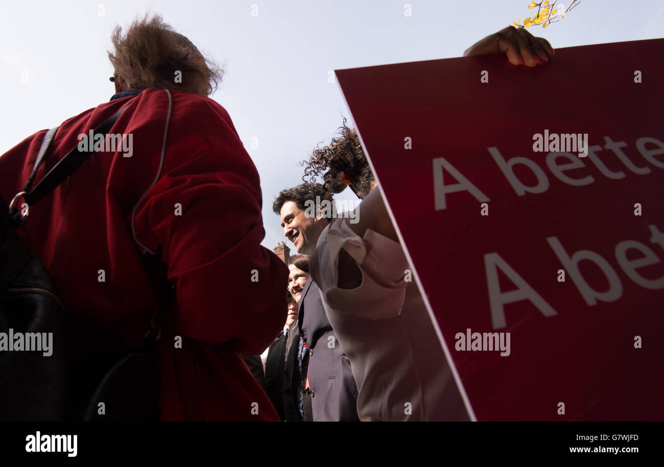 Il leader del Partito del lavoro ed Miliband incontra i sostenitori a Crouch End, a nord di Londra, come parte del suo tour della campagna elettorale Generale. Foto Stock