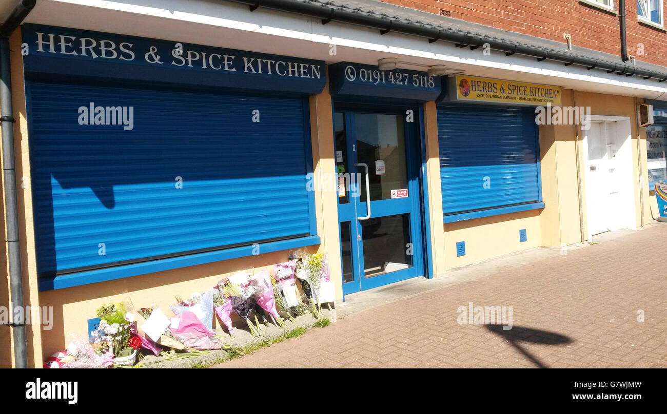 I fiori sono lasciati fuori Herbs n Spice Kitchen in South Shields, South Tyneside, dove Tipu Sultan, 32, è stato fucilato. Foto Stock