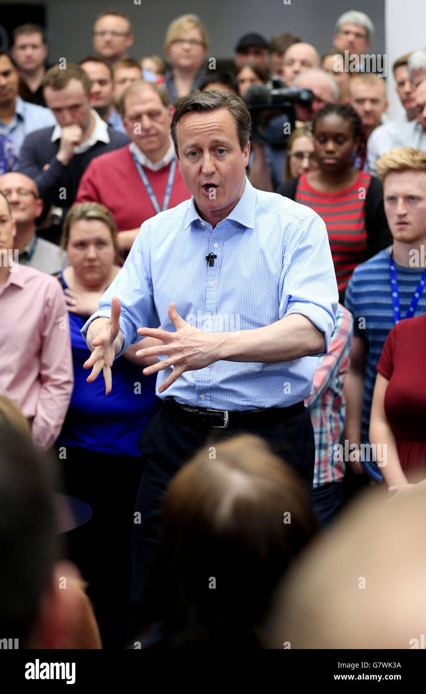 Il primo Ministro David Cameron durante una sessione di domande e risposte dirette con i dipendenti della O2, Leeds. Foto Stock