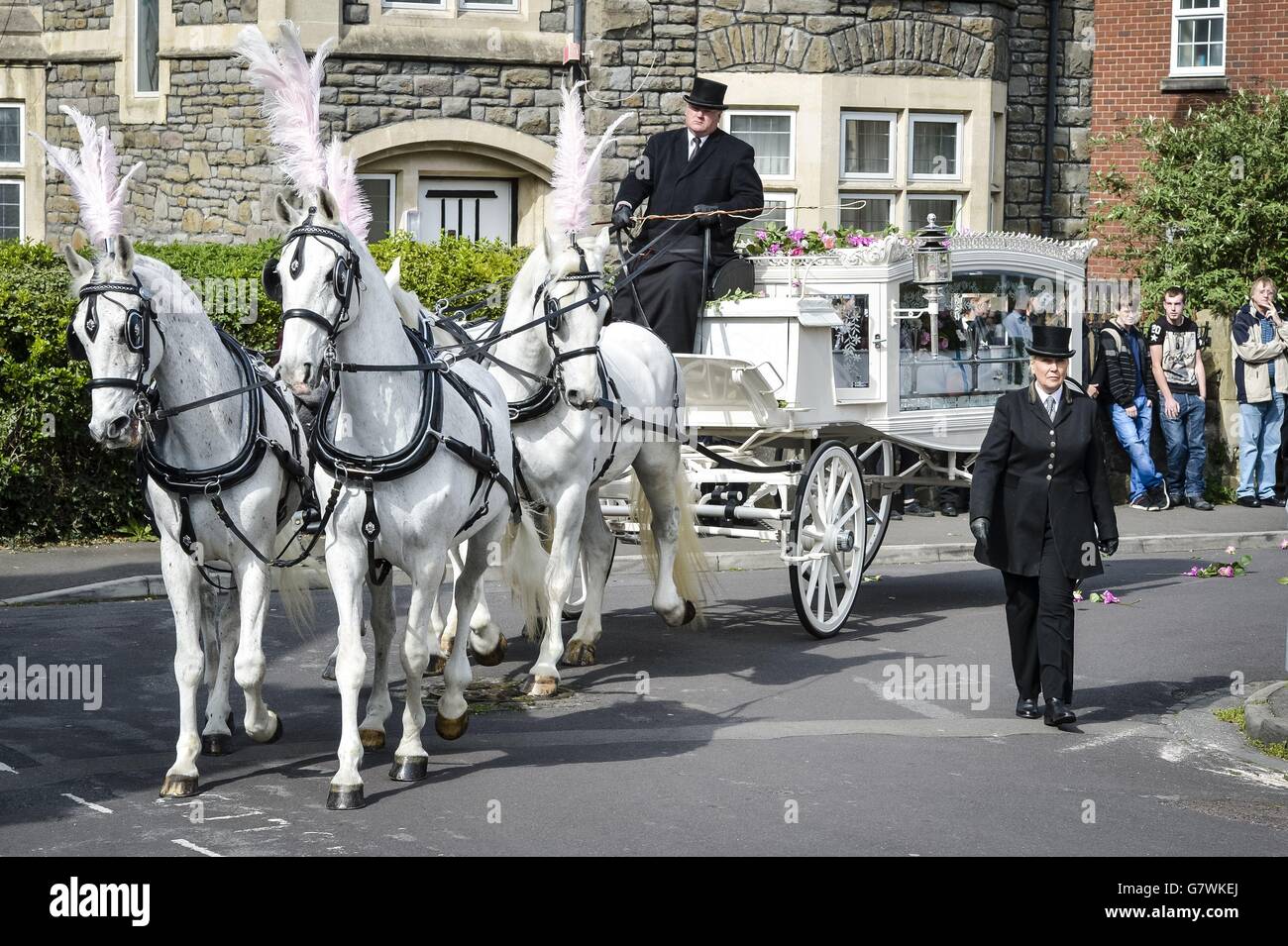 Il corteo funebre arriva alla Chiesa di Sant'Ambrogio a Whitehall, a Bristol per i funerali dell'adolescente Becky Watts. Foto Stock