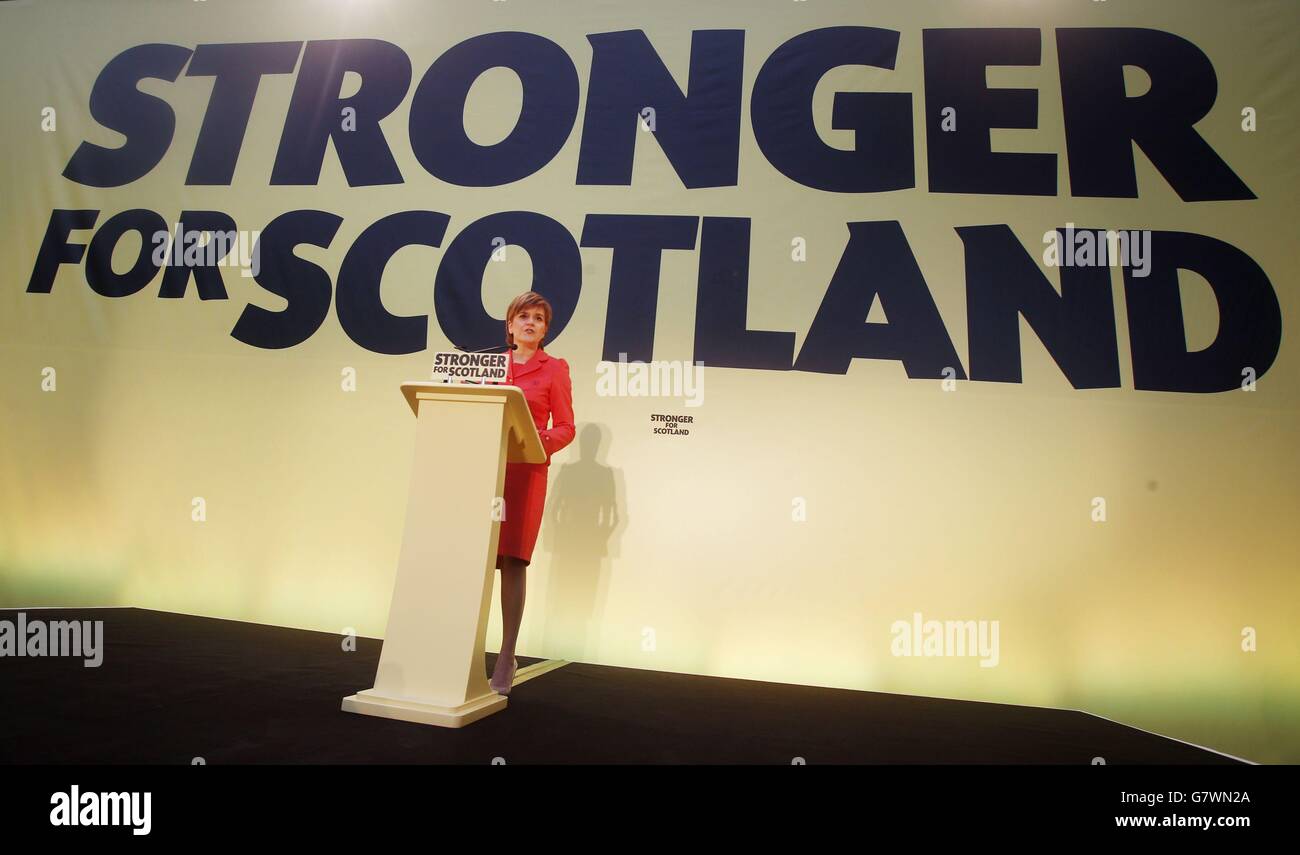 Primo Ministro della Scozia e leader del Partito Nazionale Scozzese, Nicola Sturgeon, intervenendo al lancio del manifesto delle elezioni generali SNP a Edimburgo. Foto Stock