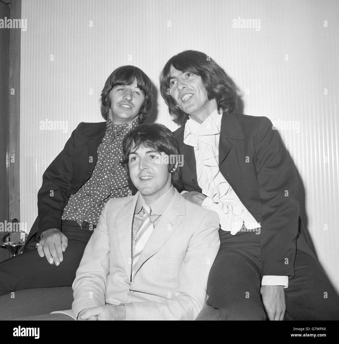 (Da sinistra a destra) Ringo Starr, Paul McCartney e GEORGE HARRISON in un'anteprima del film "il sottomarino giallo" alla Bowater House, Knightsbridge, Londra. Foto Stock