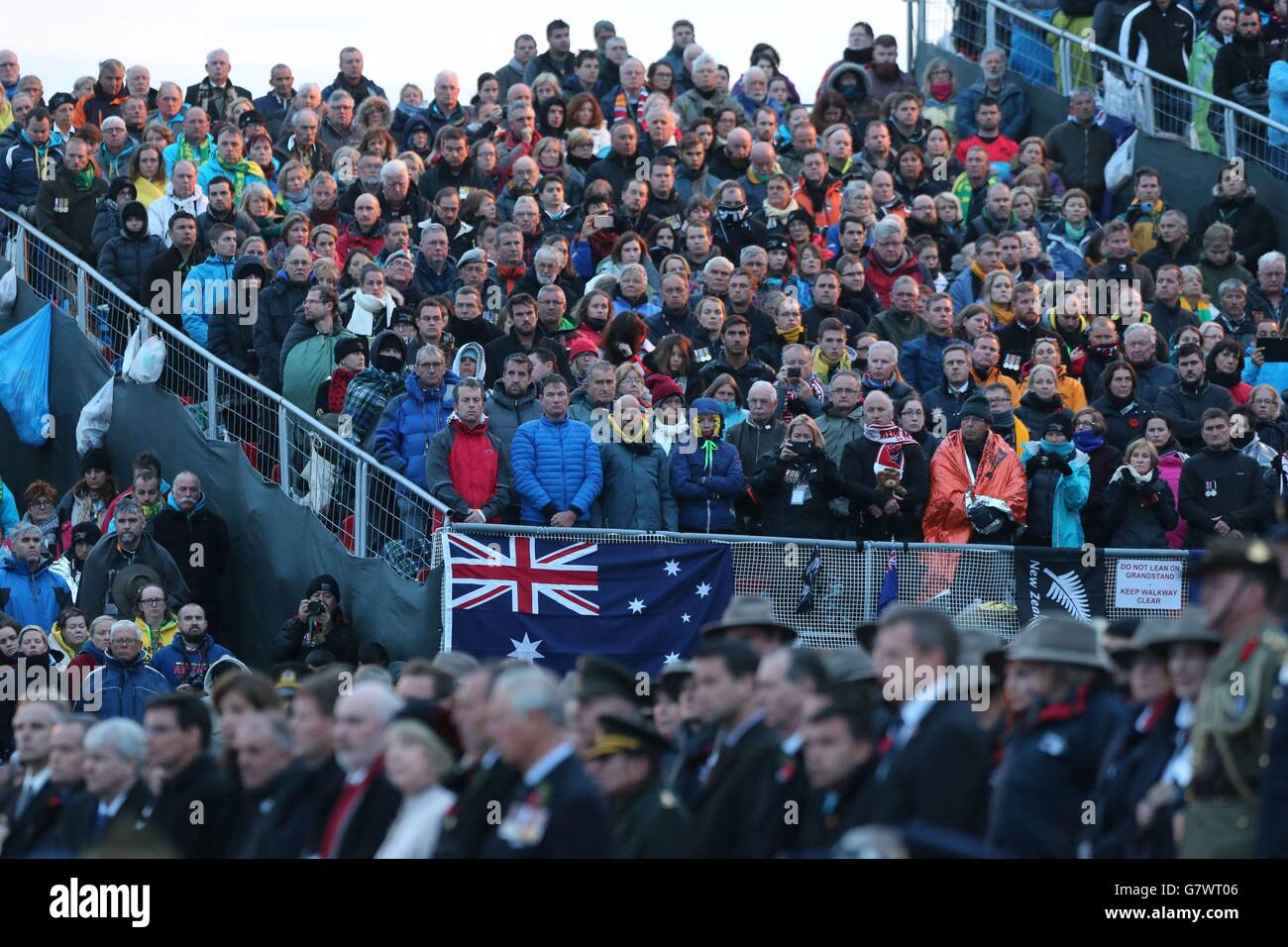 Più di 10,000 persone partecipano alla cerimonia dello Spirito del posto e al servizio dell'alba presso il sito commemorativo ANZAC in Turchia per celebrare il 100° anniversario della campagna di Gallipoli. Foto Stock