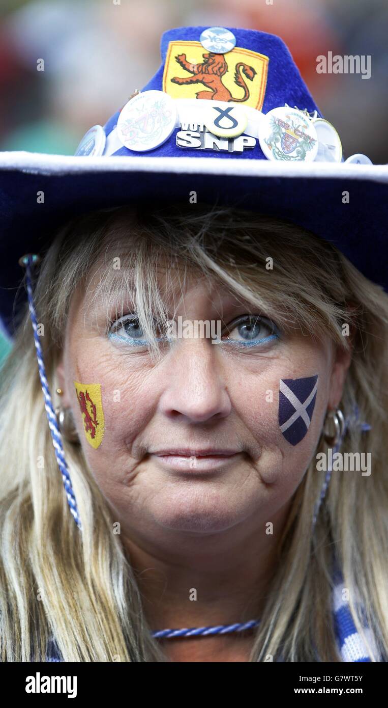 Un sostenitore SNP come leader SNP Nicola Sturgeon è Unito da attivisti femminili per lanciare l'impegno delle donne SNP in Buchanan Street a Glasgow. Foto Stock