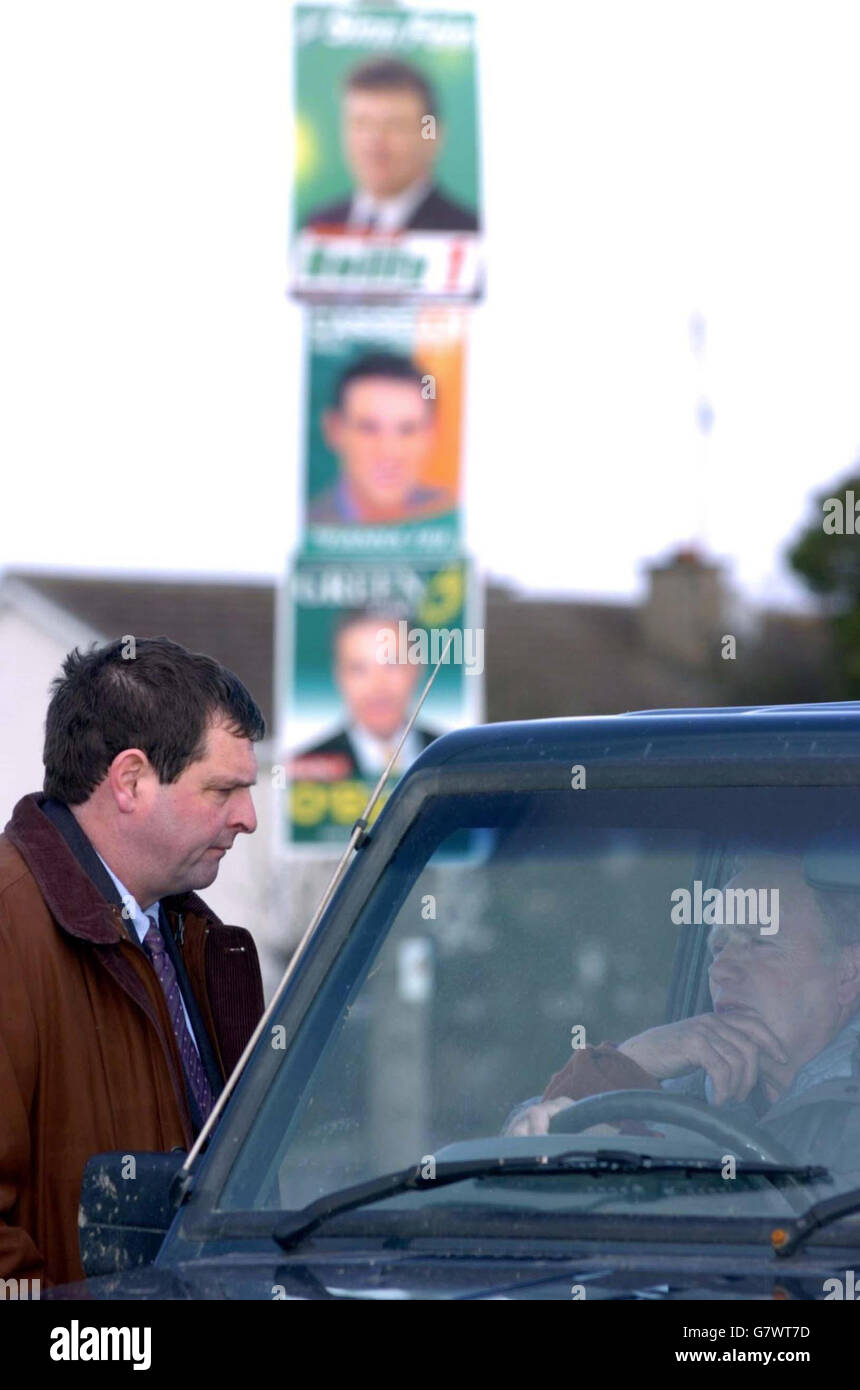 Fine Gael candidato, Shane McEntee, canvasing a Kentstown, Co Meath. Foto Stock