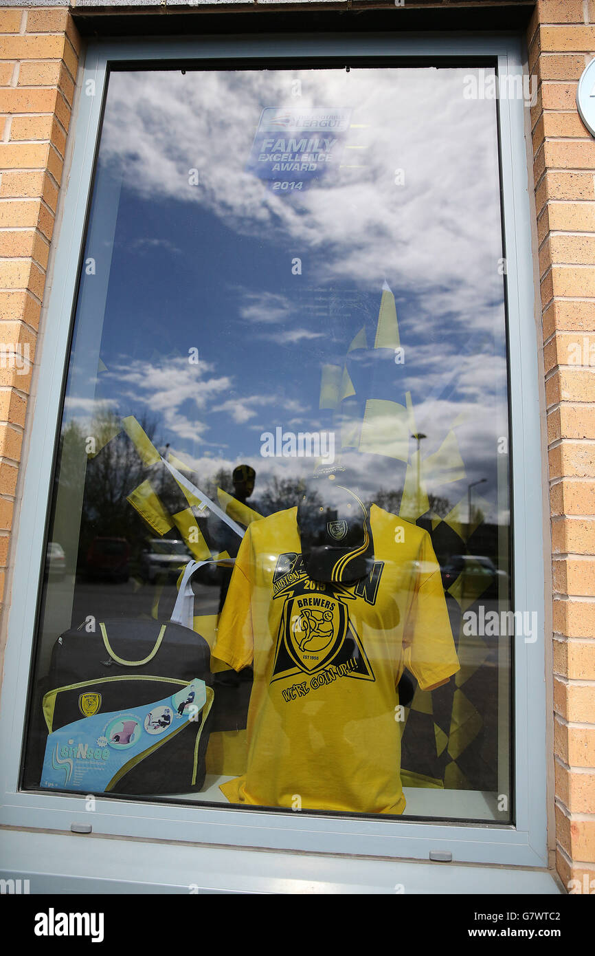 Merce in vendita prima della partita Sky Bet League due allo Stadio Pirelli di Burton. PREMERE ASSOCIAZIONE foto. Data immagine: Sabato 25 aprile 2015. Guarda la storia della PA DI CALCIO Burton. Il credito fotografico dovrebbe essere: Barrington Coombs/PA Wire. Foto Stock