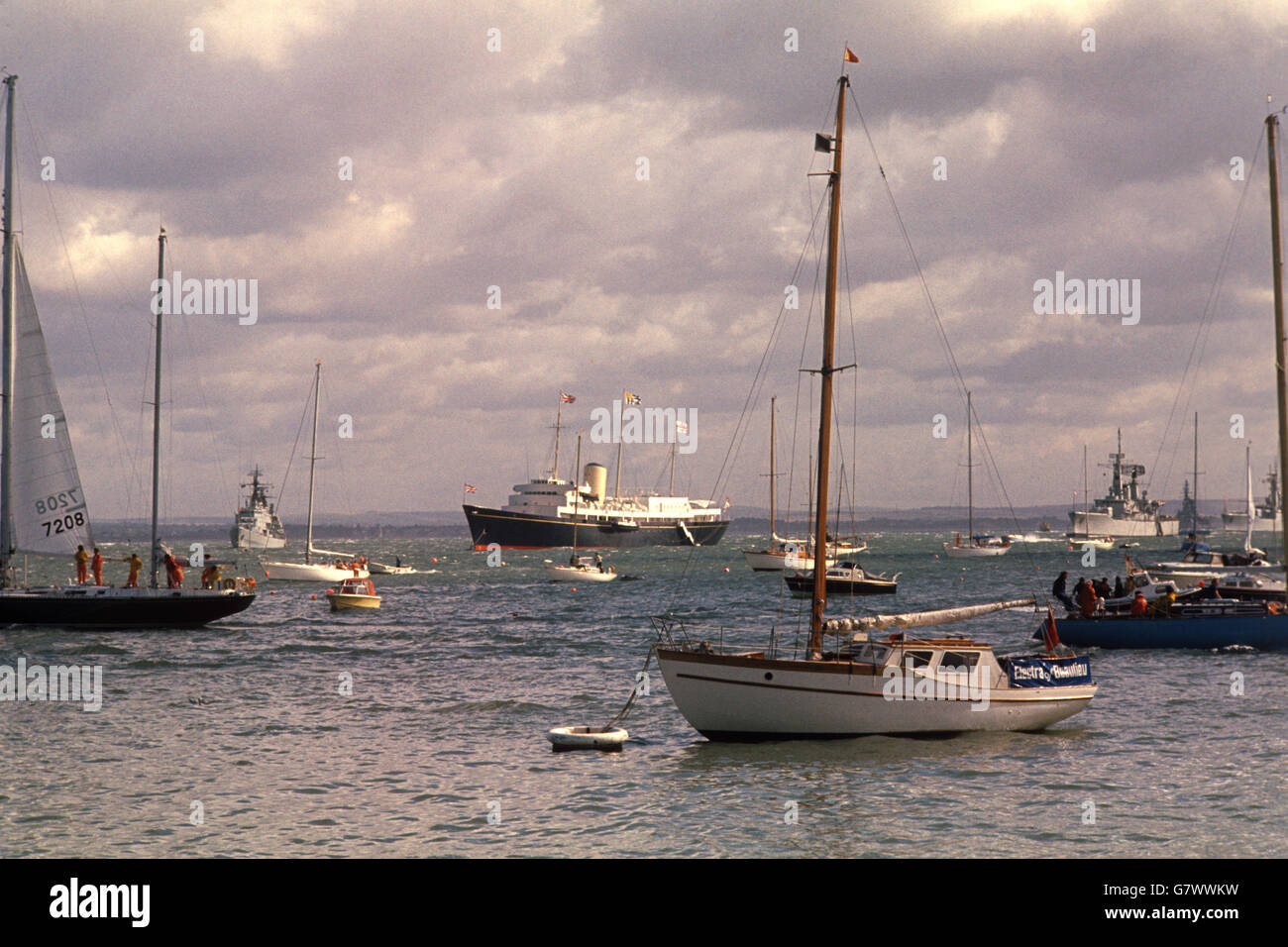 Trasporti - Admiral's Cup Yachts - Cowes, Isola di Wight. Admiral's Cup yacht, con il Royal Yacht Britannia sullo sfondo. Foto Stock