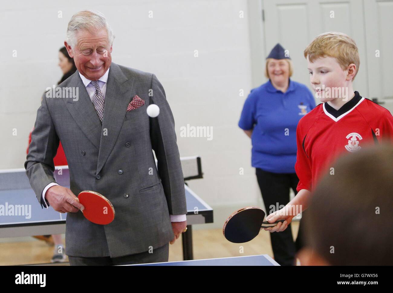 Il Principe del Galles gioca a ping pong durante l'apertura ufficiale di un nuovo centro sportivo sulla Dumfries House Estate a Cumnock. Foto Stock