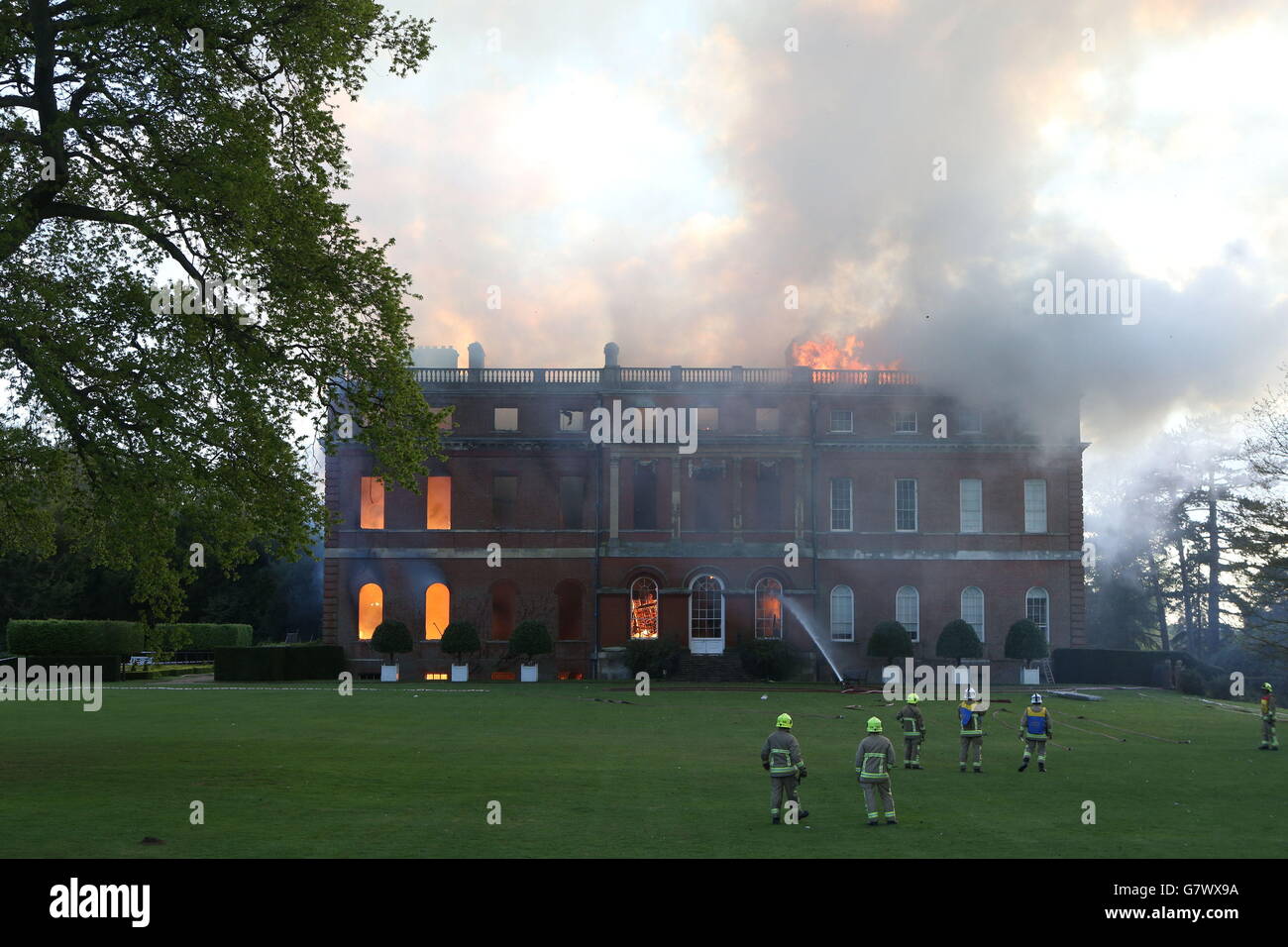 Decine di vigili del fuoco combattono contro il clandon Park, una proprietà del National Trust del XVIII secolo vicino a Guildford in Surrey. Foto Stock