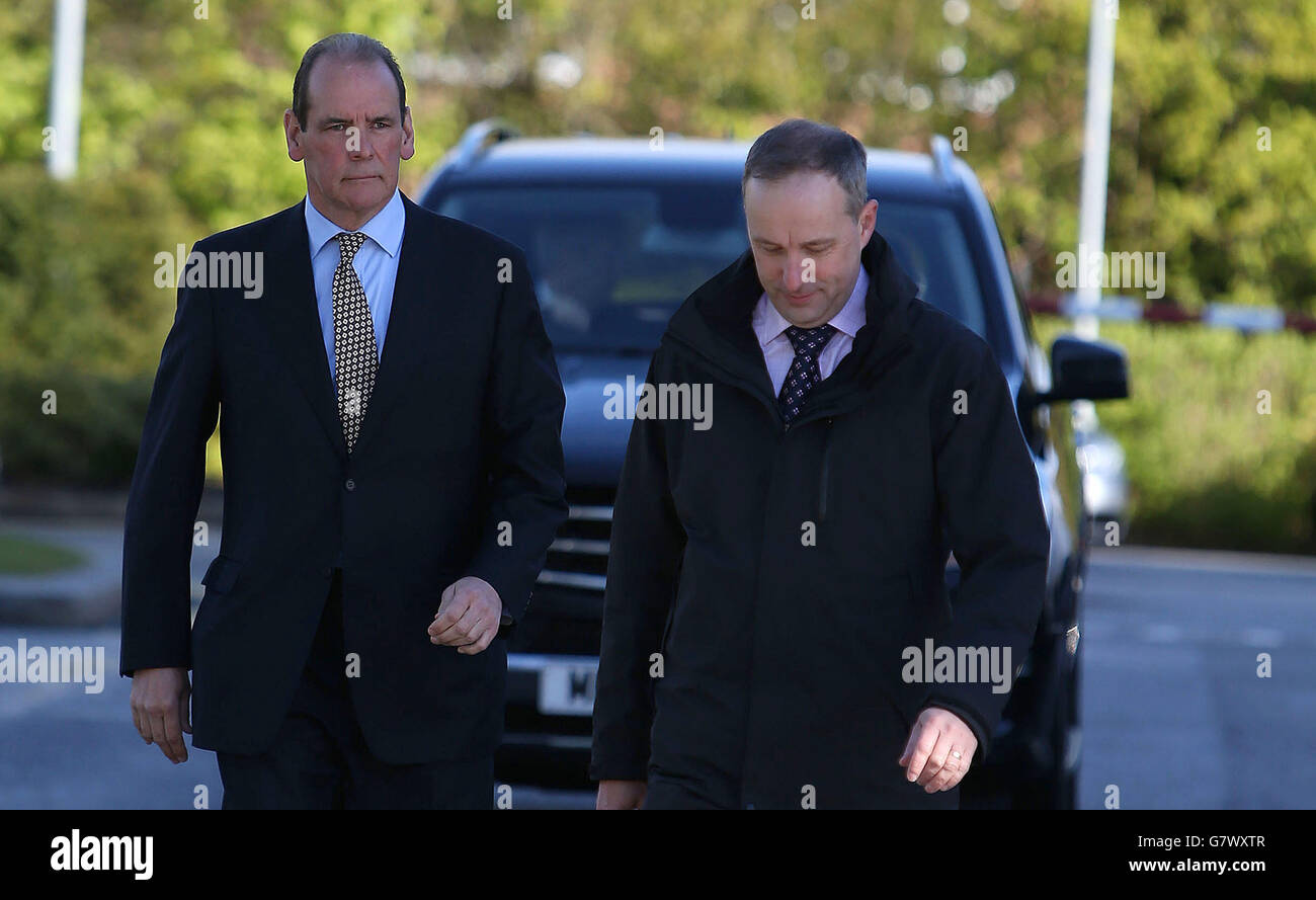 L'ex comandante di Merseyside Constable Sir Norman Bettison (a sinistra) arriva per dare le prove all'inquista di Hillsborough a Warrington, nel suo ruolo il giorno della tragedia semifinale della fa Cup 1989 e nel raccogliere le prove della polizia per l'inchiesta di Taylor. Foto Stock