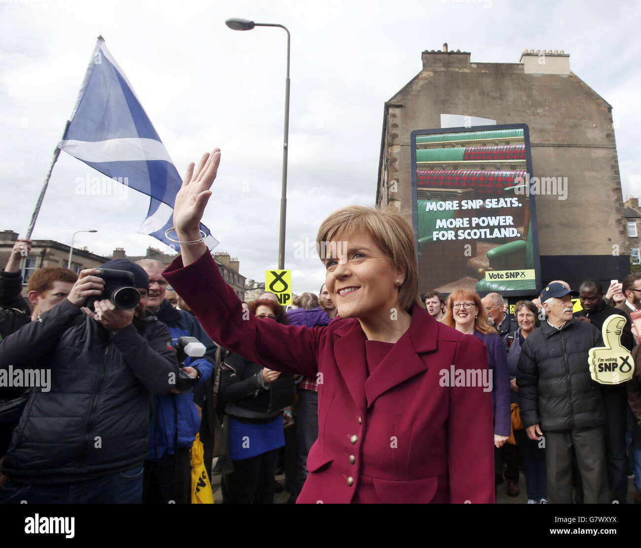 Il primo ministro Nicola Sturgeon svela il poster finale dell'SNP della campagna elettorale generale 2015 a Edimburgo. Foto Stock