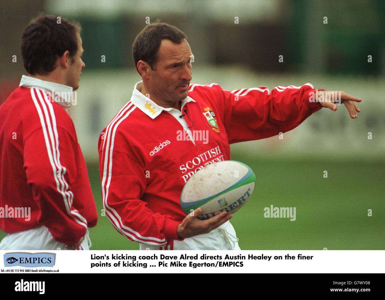 Dave Alred, allenatore di calcio di Lion, dirige Austin Healey sul punti di calci più fini Foto Stock