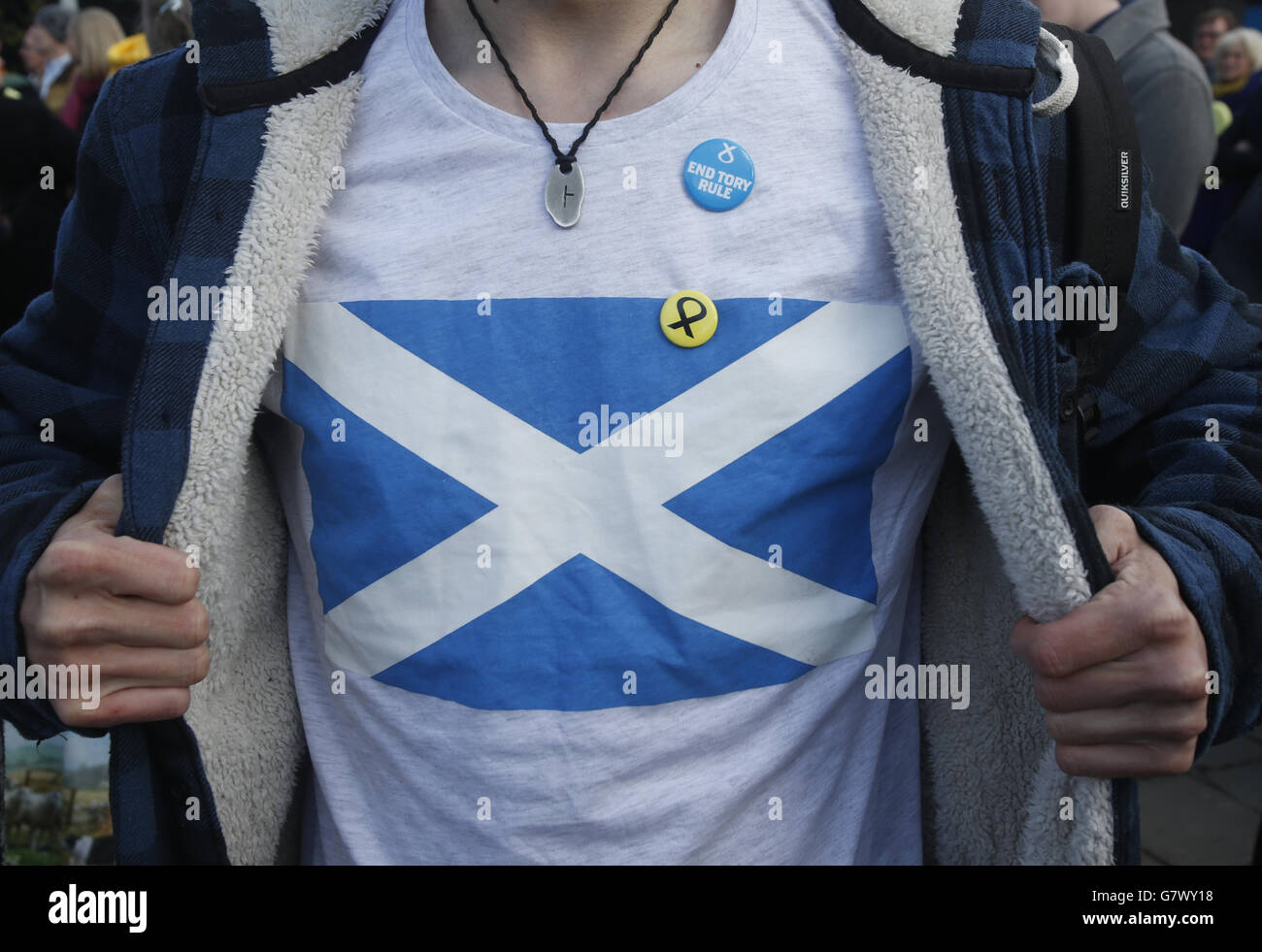 Un sostenitore della SNP come primo Ministro Nicola Sturgeon svela il poster finale della SNP della campagna elettorale Generale 2015 a Edimburgo. Foto Stock