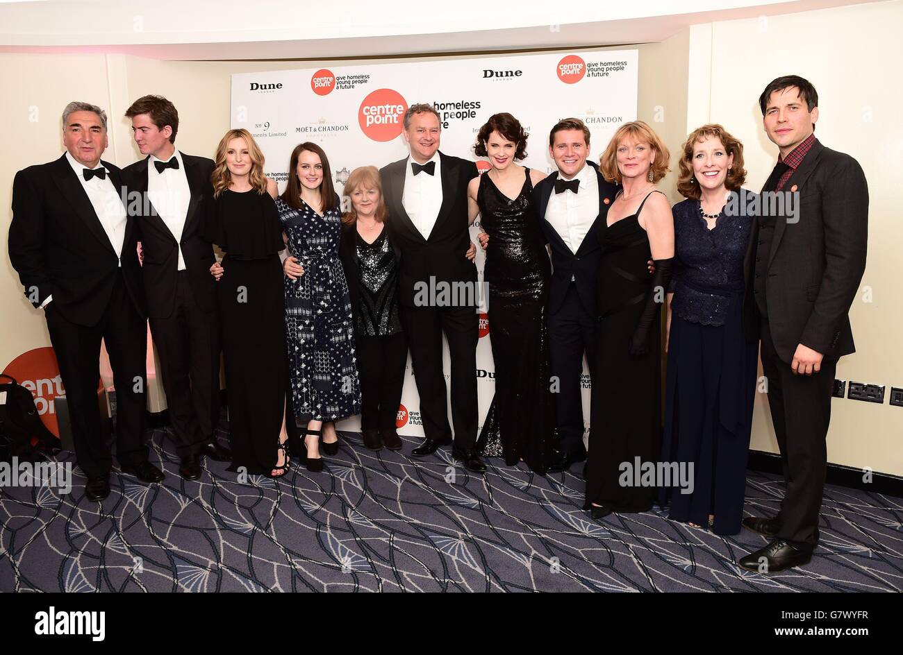 Il cast di Downton Abbey (sinistra - destra) Jim carter, Matt Barber, laura Carmichael, Sophie McShera, Lesley Nicolo, Hugh Bonneville, Elizabeth McGovern, Allen Leech, Samantha Bond e Phyllis Logan arrivano al Downton Abbey Ball in aiuto del Centrepoint al Savoy Hotell, Londra. Foto Stock