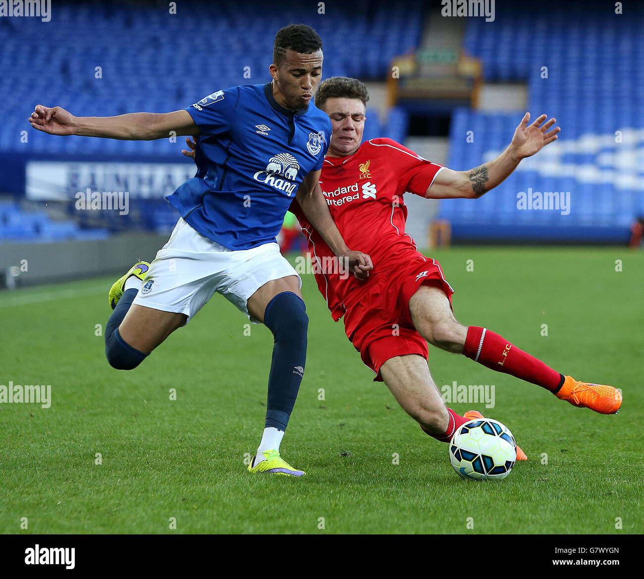 Everton under 21 David Henen (a sinistra) e Joe Maguire (a destra) di Liverpool u21 battaglia per la palla. Foto Stock