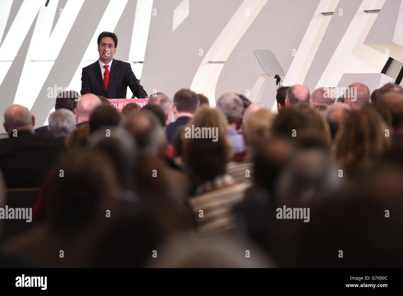 NOTA: IL leader DEL Partito laburista DI COLTURE ALTERNATIVE ed Miliband parla durante una visita al Wales Millennium Centre di Cardiff, in quanto ha affermato che il suo primo atto di primo ministro sarebbe quello di liberare denaro per colmare il deficit dei pagamenti delle indennità per gli inquilini colpiti dalla cosiddetta tassa sulle camere da letto. Foto Stock