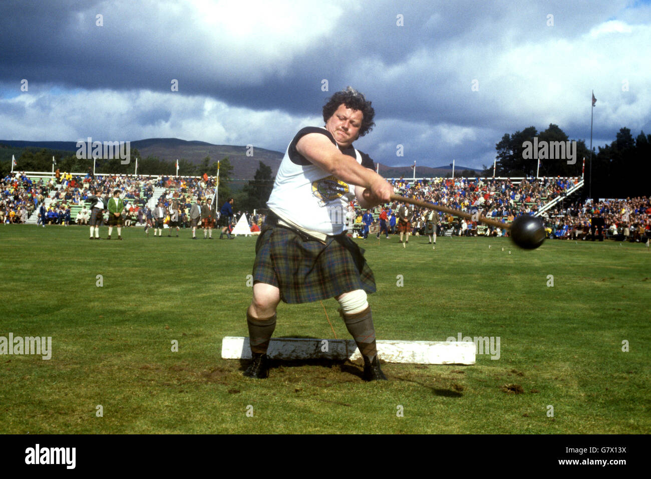 Costumi e Tradizioni - Braemar Games. Un lanciatore di martello in azione durante i Giochi Braemar. Foto Stock