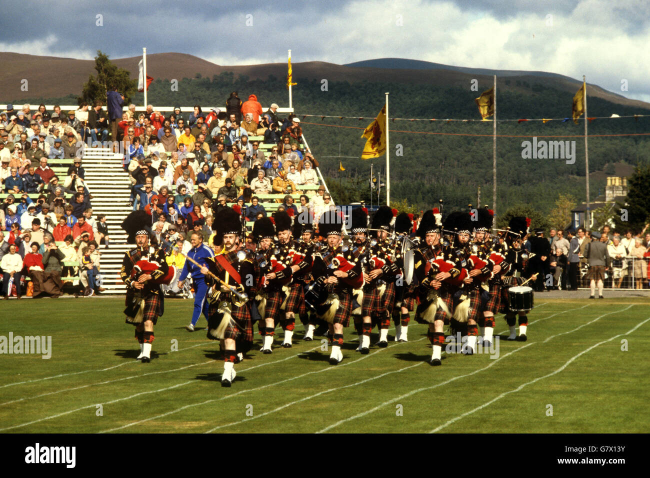 Costumi e Tradizioni - Braemar Games. Una banda di cornamuse nell'arena al raduno 1981 della Braemar Royal Highland Society. Foto Stock