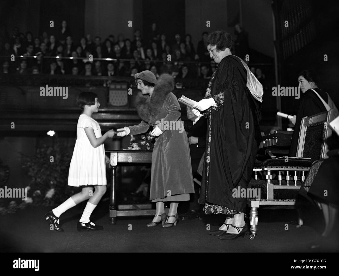 La Duchessa di York regala premi alle ragazze della Spital Square School a Cowper Street, City Road. Foto Stock