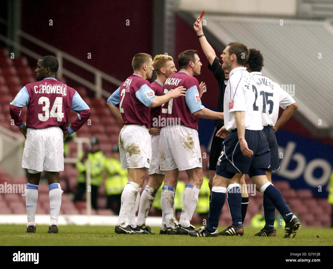 Calcio - Coca-Cola Football League Championship - West Ham United v Preston North End - Upton Park. Tomas Repka (numero 2) di West Ham vede una carta rossa. Foto Stock