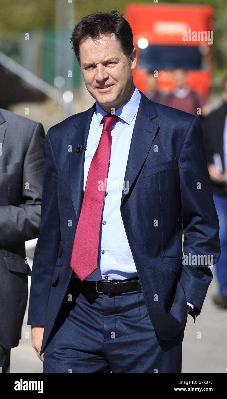Il leader liberaldemocratico Nick Clegg arriva all'Ageas Bowl, Southampton, poiché il partito si aspetta che il numero dei deputati possa essere ridotto dai 57 che hanno vinto nel 2010 a "negli anni 30" dopo le elezioni, Con Nick Clegg che diceva che la festa stava combattendo 'tooth and Nail' in meno di un decimo dei posti a sedere di Westminster. Foto Stock