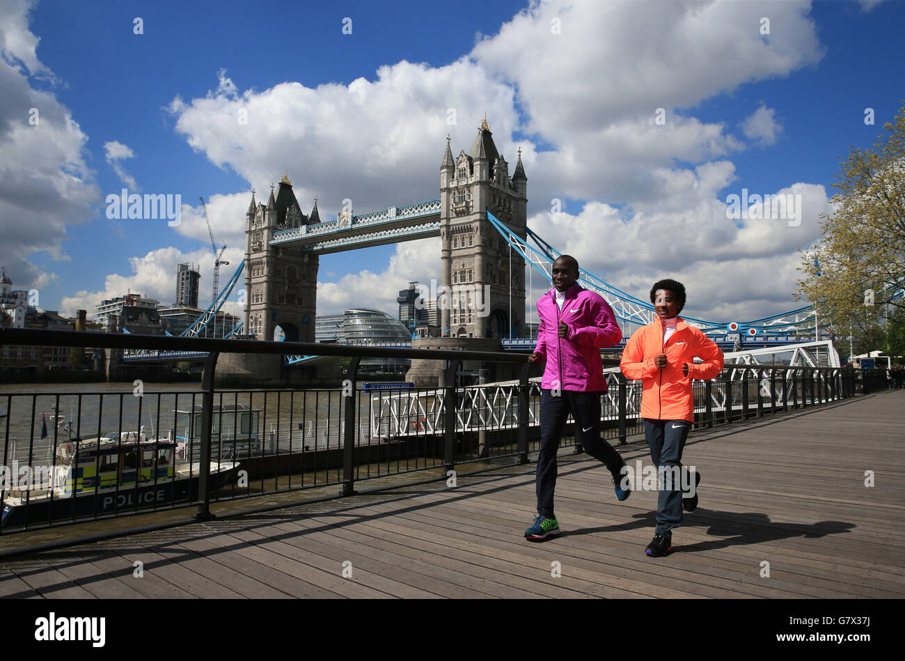 Atletica - denaro VIRGIN LONDON MARATHON 2015 - Vincitore Photocall - Tower Hotel Foto Stock