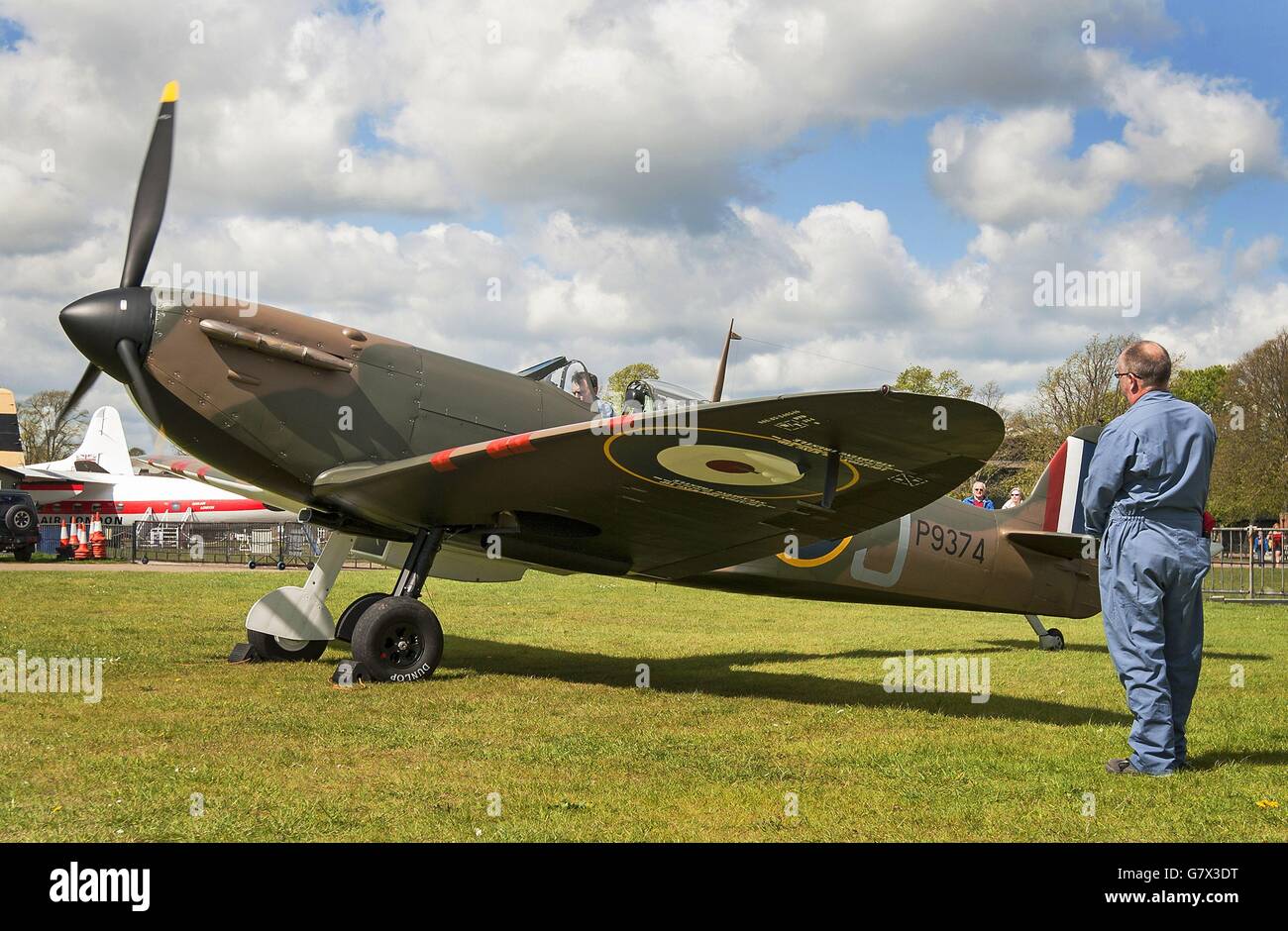 Un Mark 1 Vickers Supermarine Spitfire, durante una fotocall un IWM Duxford, una volta volato da un veterano della Grande fuga e restaurato con cura in cinque anni si prevede di recuperare fino a &Acirc;£2.5 milioni all'asta, Quando si passa sotto il martello a Christie's a Londra nella vendita eccezionale il 9 luglio. Foto Stock