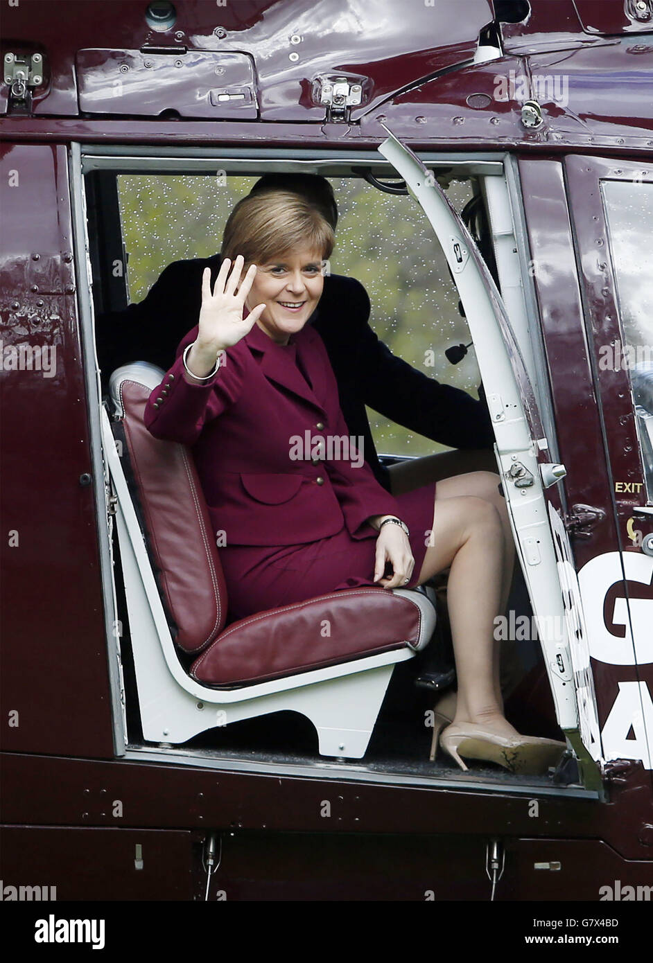 Il primo ministro Nicola Sturgeon lascia il Prestonfield House Hotel a Edimburgo in elicottero per fare una campagna in circoscrizioni durante il fine settimana delle festività nazionali. Foto Stock