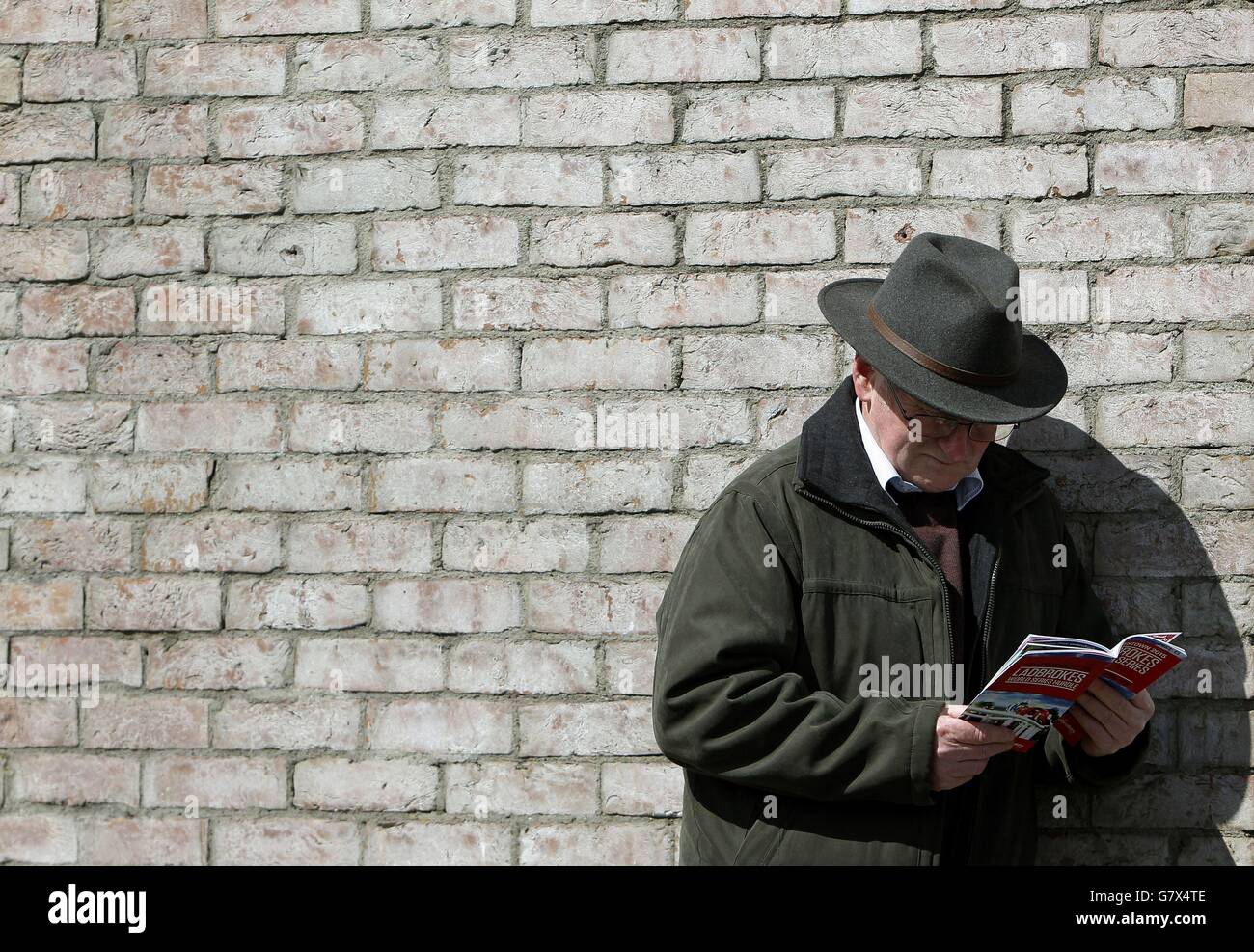 Corse ippiche - Punchestown Festival 2015 - Ladbrokes World Series Hundle Day - Ippodromo di Punchestown. Un pilota studia la sua carta da corsa durante il Ladbrokes World Series Hurdle Day presso l'ippodromo di Punchestown, Co. Kilare, Irlanda. Foto Stock