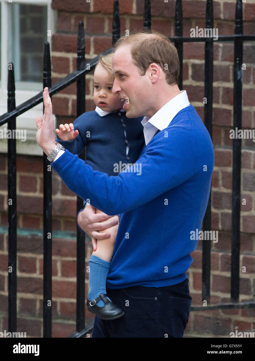 Il Duca di Cambridge torna con il figlio, il Principe Giorgio, all'Ala Lindo del St Mary's Hospital di Londra, dove la Duchessa di Cambridge ha dato alla luce una figlia. Foto Stock