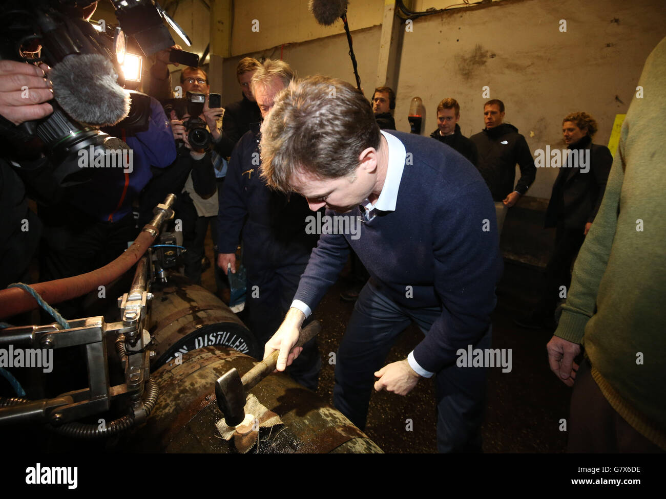 Il leader del Partito Liberale democratico Nick Clegg tira un barile di whisky durante una visita alla Tomatin Distillery, Inverness Shire, l'ultimo giorno della campagna elettorale Generale. Foto Stock