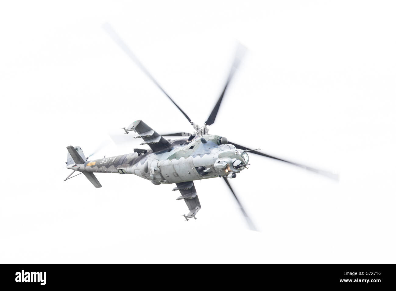 LEEUWARDEN, PAESI BASSI - giu 10, 2016: Repubblica ceca Air Force Mil Mi-24 Hind elicottero d'assalto di eseguire una dimostrazione Foto Stock