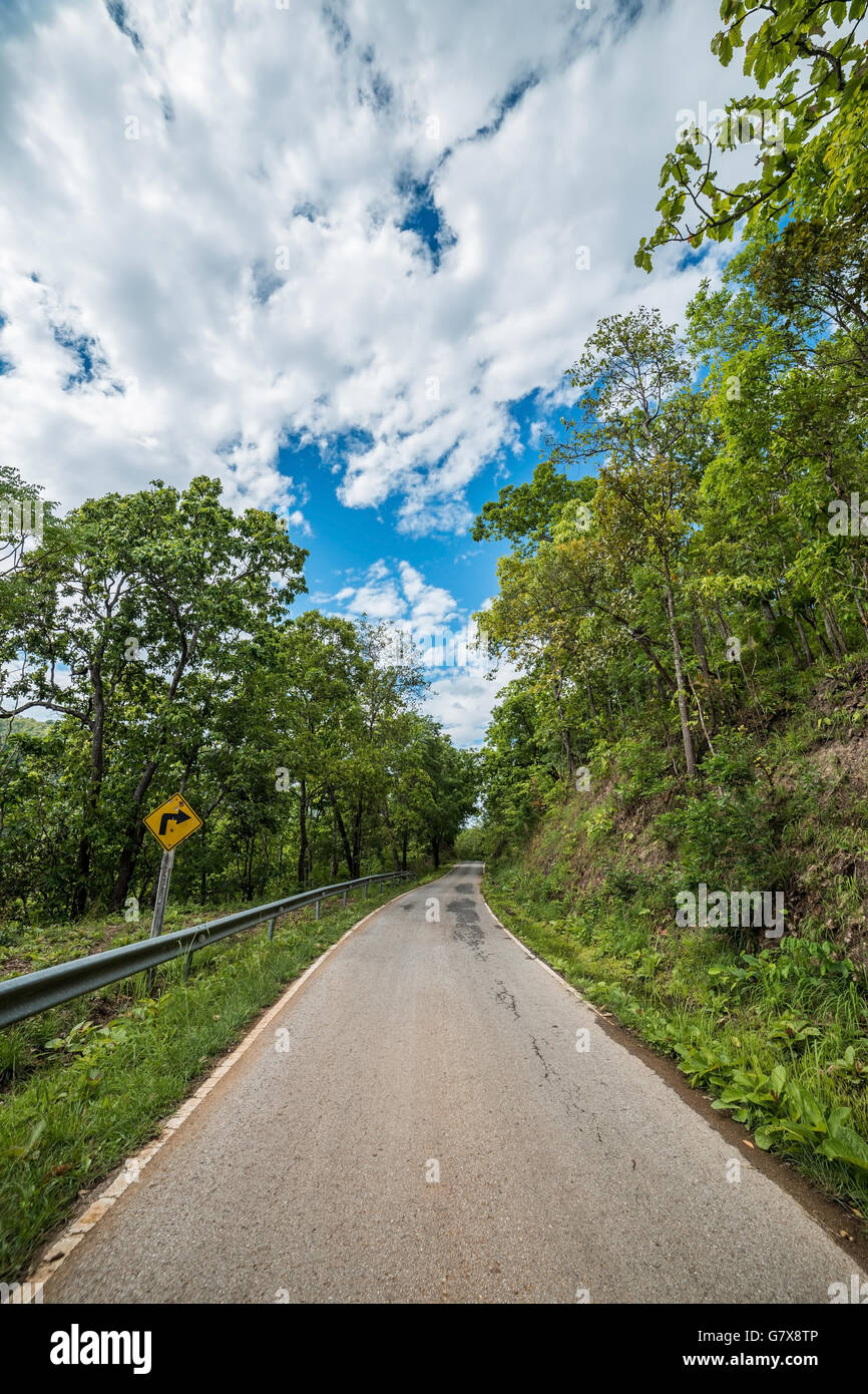 Andando verso il basso una dritta strada di campagna Foto Stock