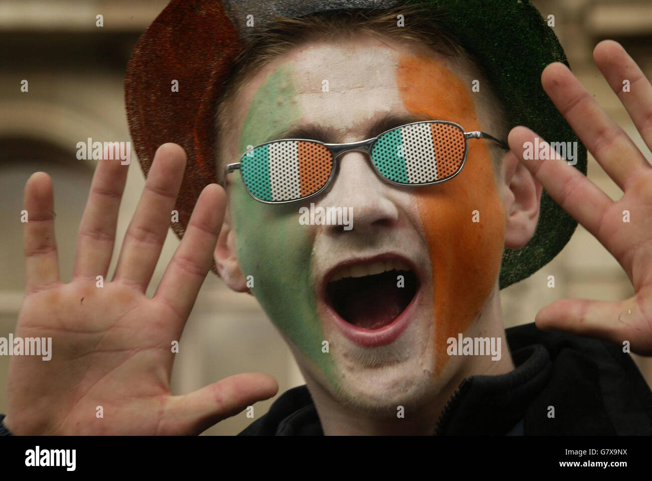 St Patricks Day Festival - Belfast. Andy Moore si unisce a migliaia di persone radunate a Belfast per le celebrazioni del giorno di San Patrizio. Foto Stock