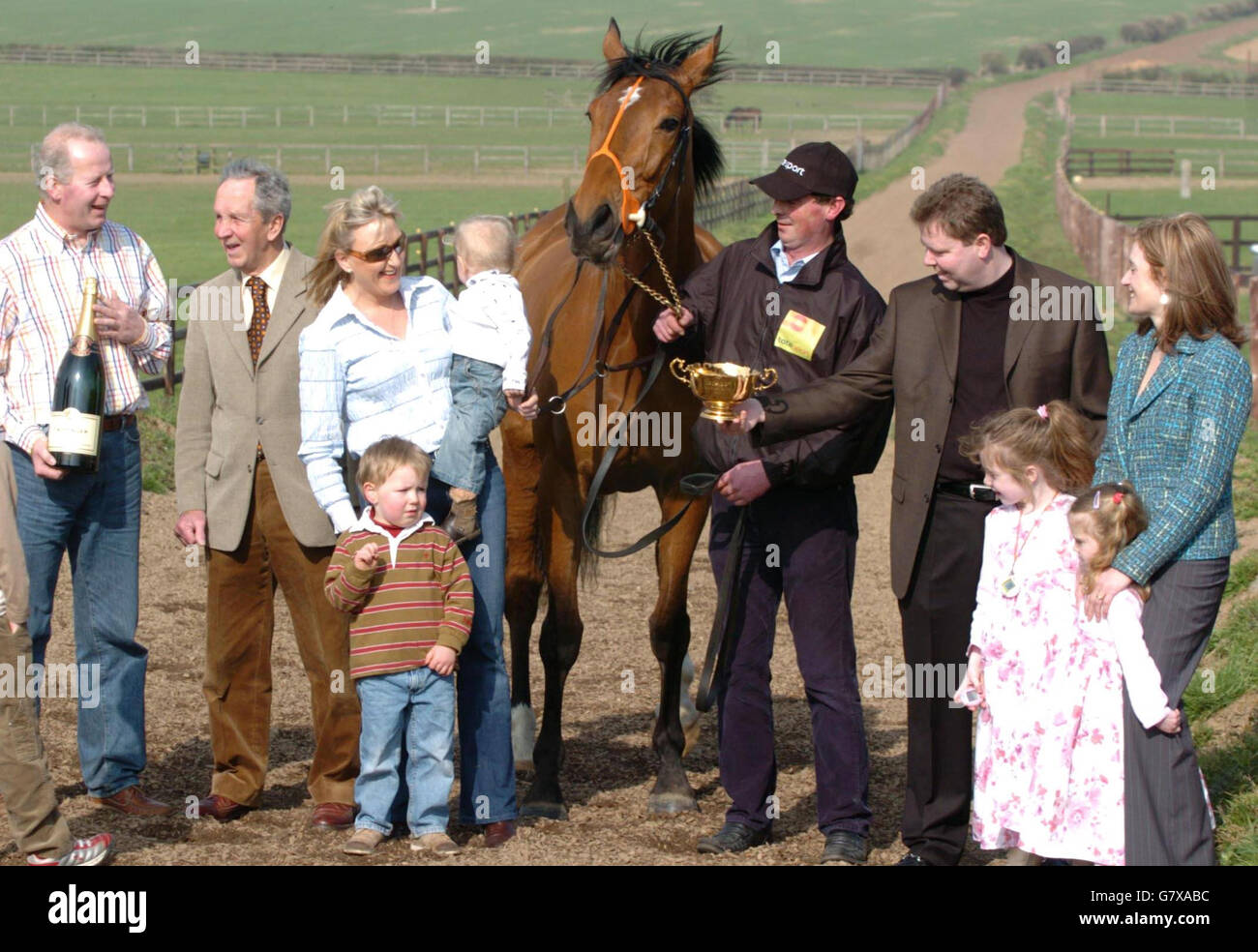 Kicking King, vincitore della Cheltenham Gold Cup, con Tom Taaffe (da L-R), ex campione jockey Toss Taaffe, la moglie di Tom Elaine con il figlio Pat (3 anni) e il bambino Alex, un membro dello staff, il proprietario Conor Clarkson con le sue due ragazze Katie (7 anni), Alana (3 anni), E sua moglie Dymphna. Foto Stock