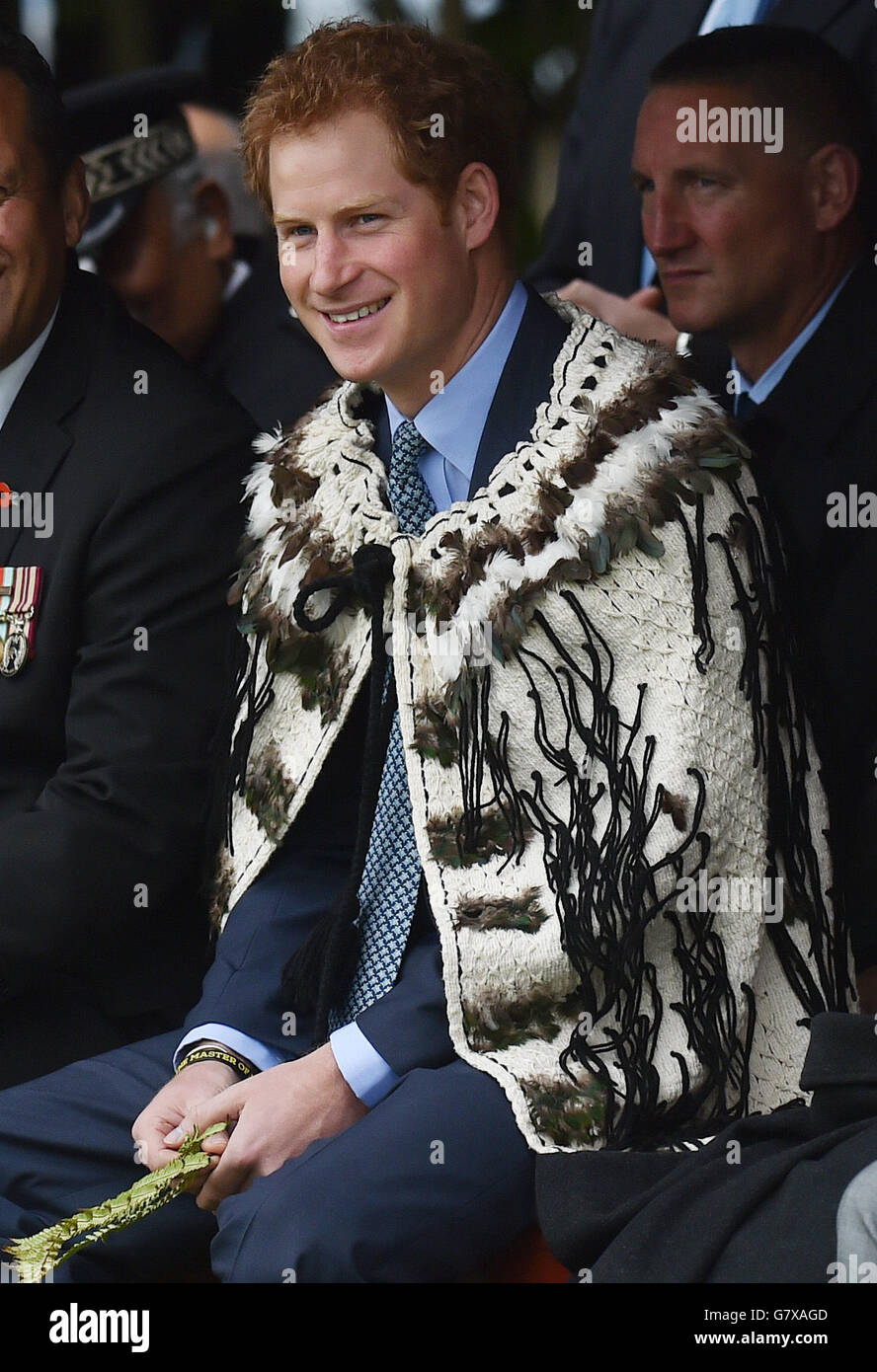 Il principe Harry indossa un mantello tradizionale durante una visita alle marae di Putiki, che è centrale per la cultura Maori e le attività della comunità a Whanganui, durante l'ultima tappa del suo tour della Nuova Zelanda. Foto Stock