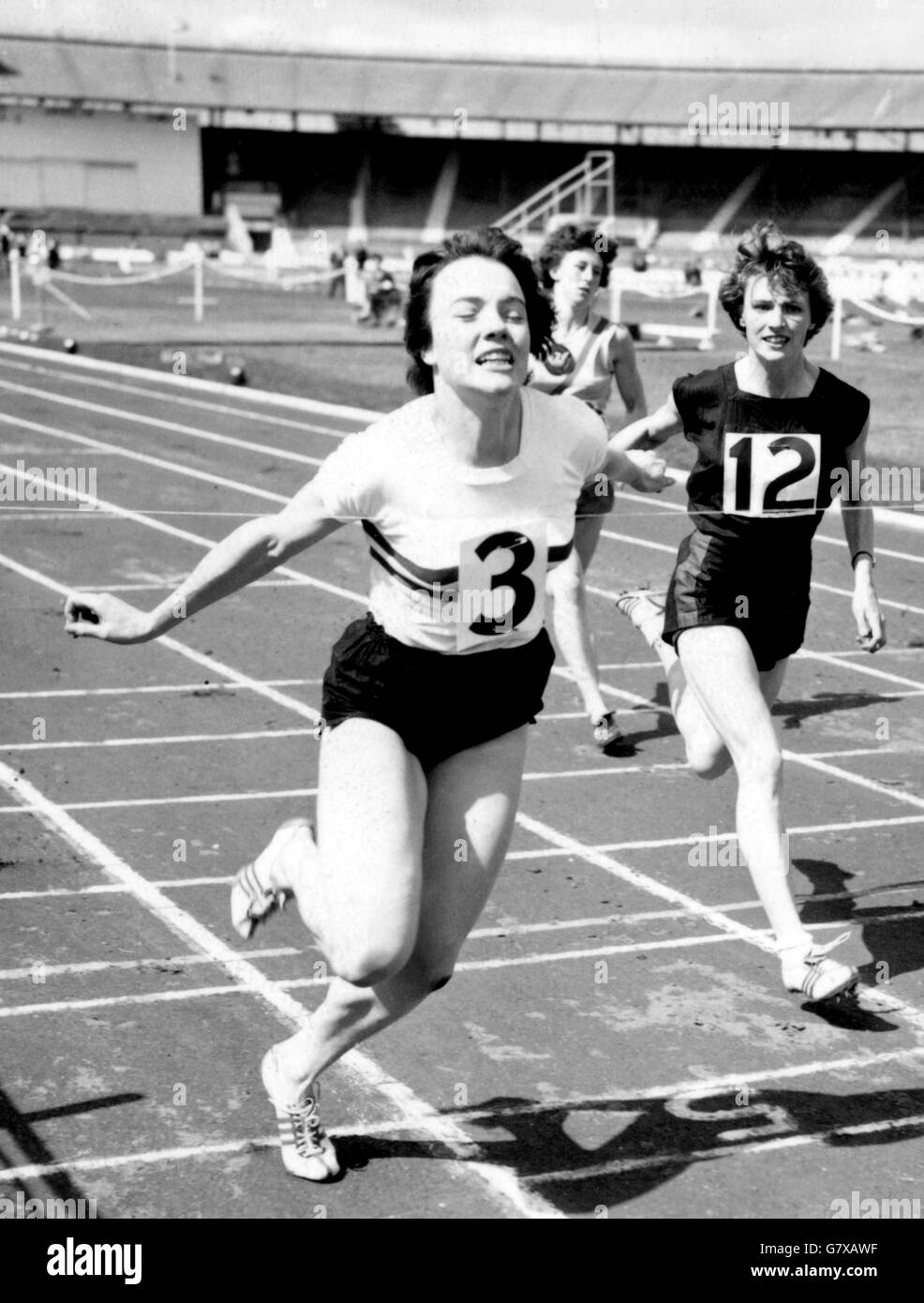 Con uno sforzo di chiusura degli occhi, June Paul (no 3), di Sparton Ladies' Athletic Club, raggiunge il nastro per vincere i 100 metri in 10.6 secondi al Campionato femminile di Amateur Athletic Association al White City Stadium di Londra. Foto Stock