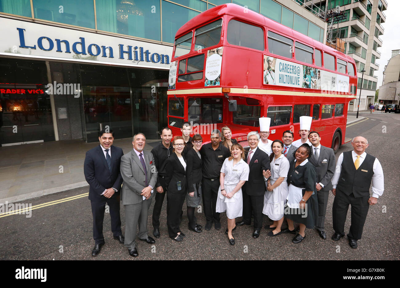 Ben Bengougam, Vice President Human Resources EMEA per Hilton Worldwide (seconda a sinistra) lancia il Careers@HiltonLive London Bus Tour con il personale dell'hotel fuori London Hilton su Park Lane. Foto Stock